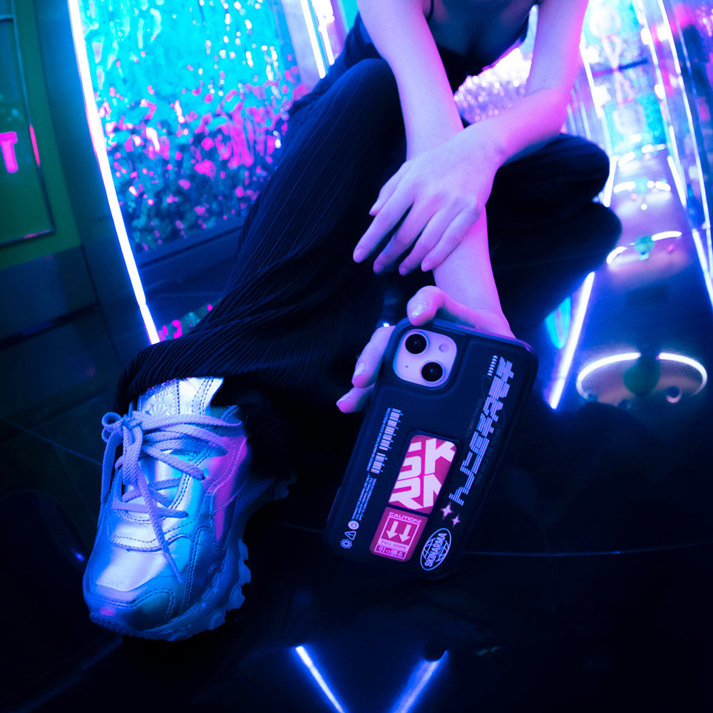 iPhone 13 Kılıf Skinarma Standlı Deri Görünümlü Akarui Kılıf