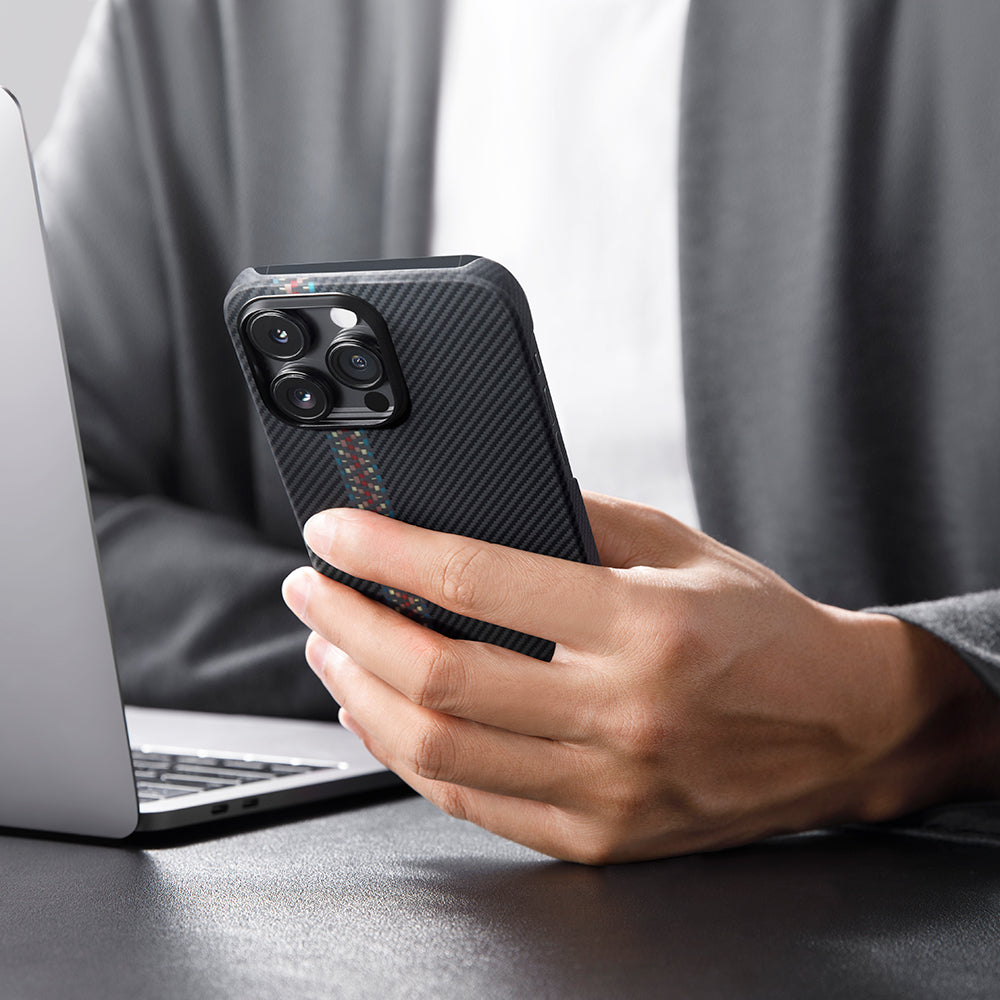 iPhone 14 Pro Kılıf M-safe Şarj Özellikli 600D Aramid Karbon Fiber Pitaka Tactile Woven Orchestra Serisi Rhapsody Kılıf