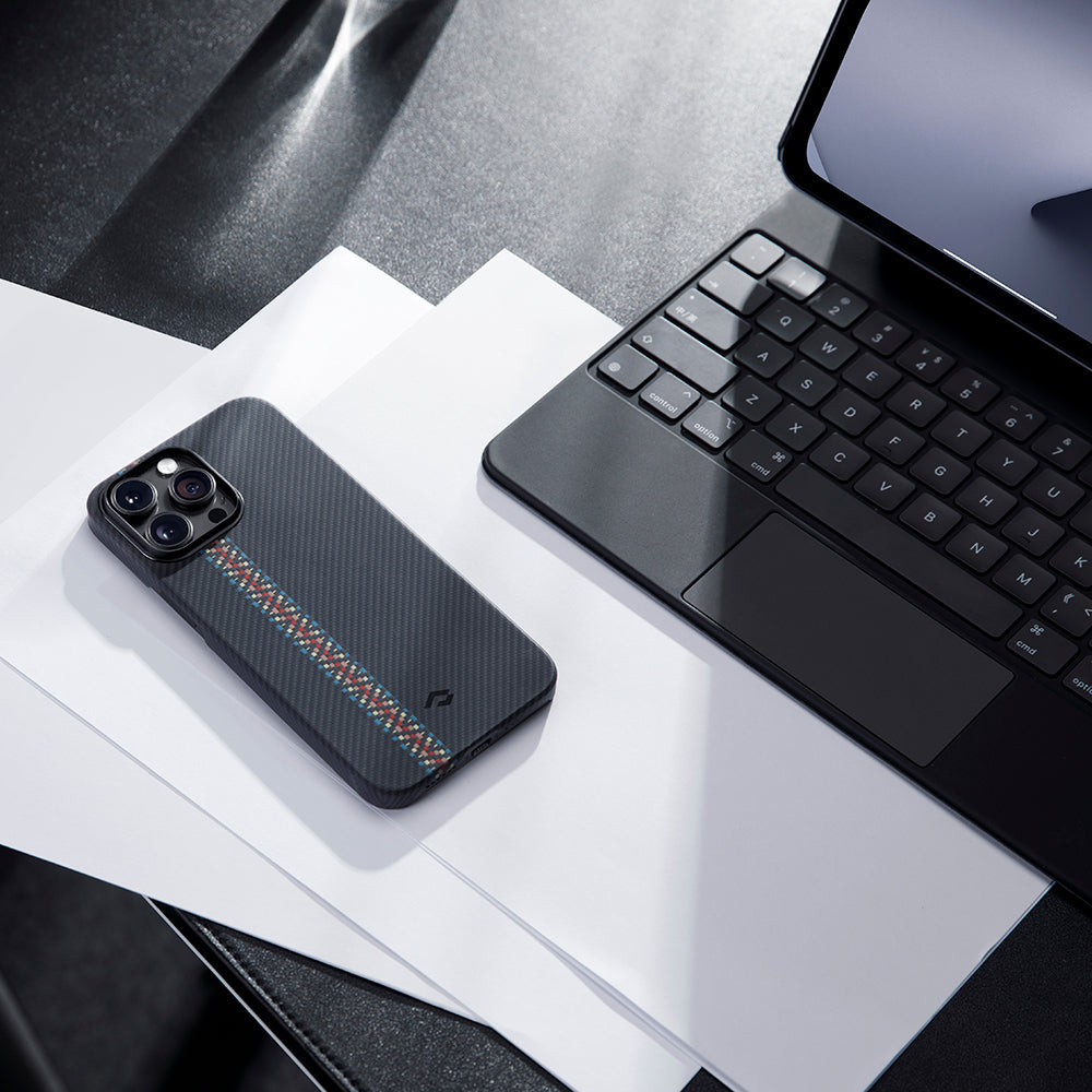 iPhone 14 Pro Kılıf M-safe Şarj Özellikli 600D Aramid Karbon Fiber Pitaka Tactile Woven Orchestra Serisi Rhapsody Kılıf