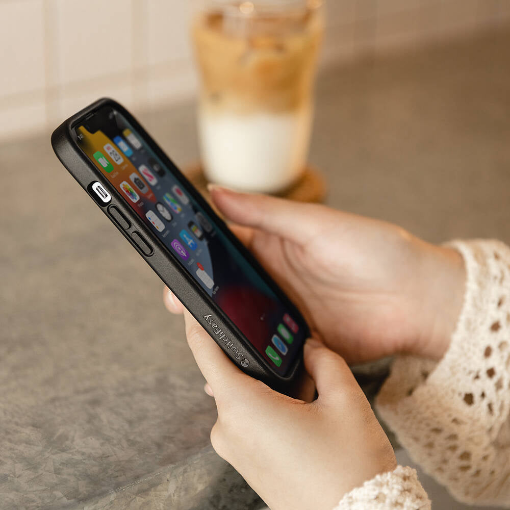 iPhone 14 Pro Kılıf Ultra İnce Şok Önleyicili Lisanslı Switcheasy Aero Plus Kılıf