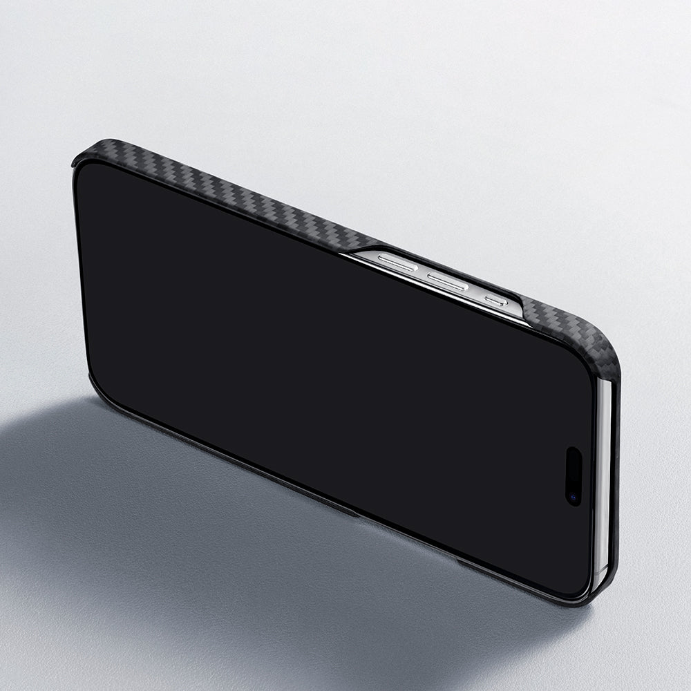 iPhone 15 Plus Kılıf M-safe Şarj Özellikli 1500D Aramid Karbon Fiber Pitaka Ultra-Slim Classic Serisi Black-Grey Twill Kılıf
