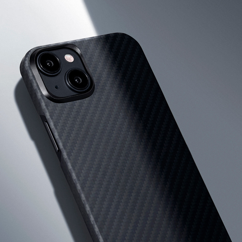 iPhone 15 Plus Kılıf M-safe Şarj Özellikli 1500D Aramid Karbon Fiber Pitaka Ultra-Slim Classic Serisi Black-Grey Twill Kılıf