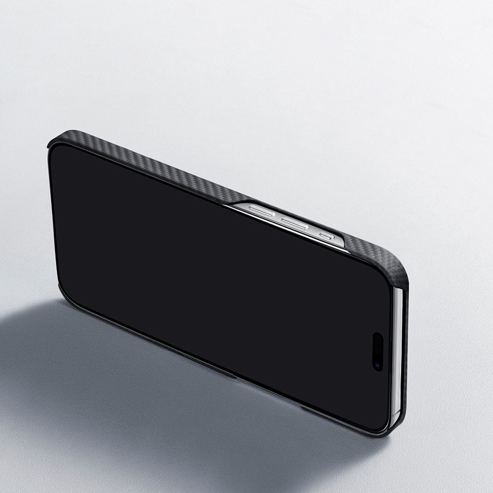 iPhone 15 Plus Kılıf M-safe Şarj Özellikli 600D Aramid Karbon Fiber Pitaka Ultra-Slim Classic Serisi Black-Grey Twill Kılıf