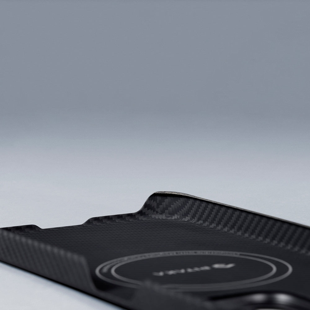 iPhone 15 Plus Kılıf M-safe Şarj Özellikli 600D Aramid Karbon Fiber Pitaka Ultra-Slim Classic Serisi Black-Grey Twill Kılıf