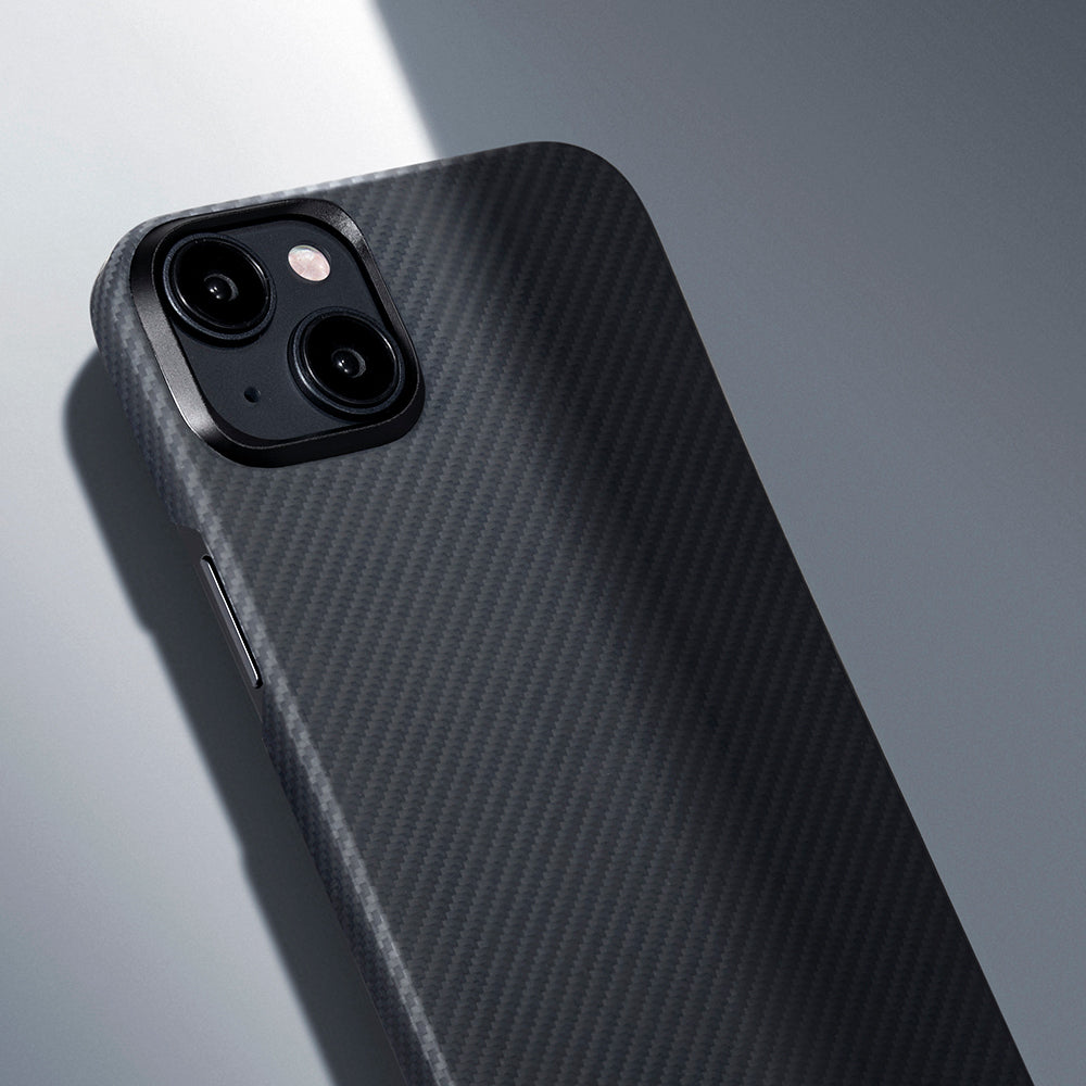 iPhone 15 Plus Kılıf M-safe Şarj Özellikli 600D Aramid Karbon Fiber Pitaka Ultra-Slim Classic Serisi Black-Grey Twill Kılıf