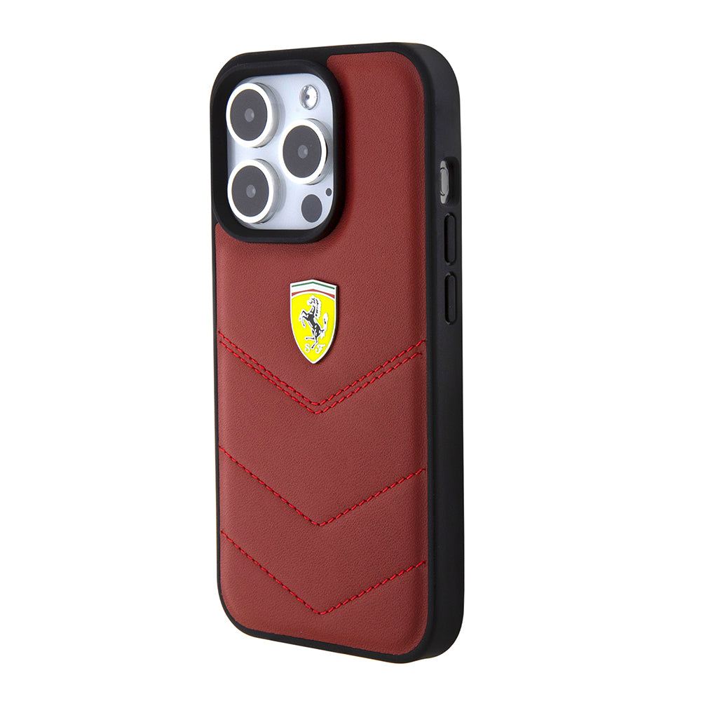 iPhone 15 Pro Kılıf Ferrari Orijinal Lisanslı Deri Dikişli Arka Yüzey Metal Logo Tasarımlı Kılıf