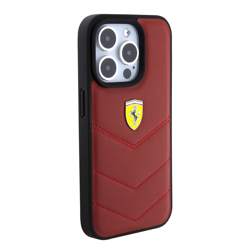 iPhone 15 Pro Kılıf Ferrari Orijinal Lisanslı Deri Dikişli Arka Yüzey Metal Logo Tasarımlı Kılıf
