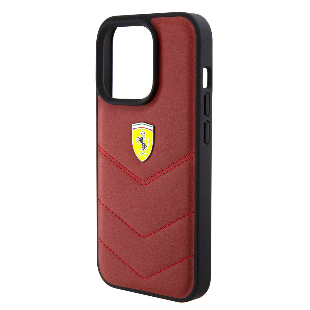 iPhone 15 Pro Kılıf Ferrari Orijinal Lisanslı Deri Dikişli Arka Yüzey Metal Logo Tasarımlı Kılıf