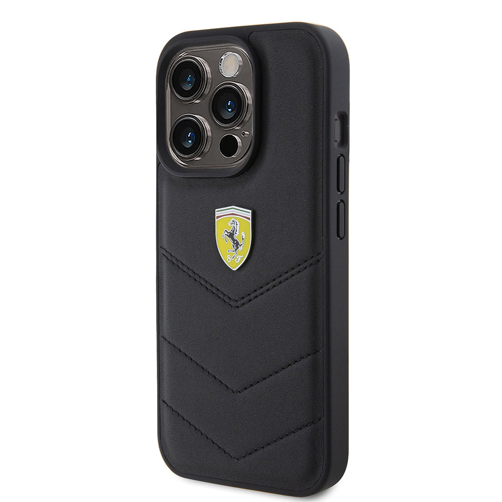 iPhone 15 Pro Kılıf Ferrari Orijinal Lisanslı Deri Dikişli Arka Yüzey Metal Logo Tasarımlı Kılıf