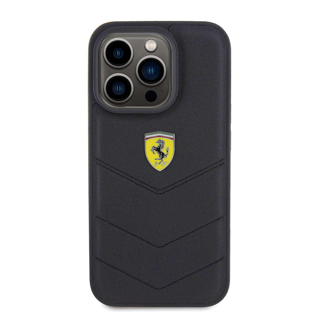 iPhone 15 Pro Kılıf Ferrari Orijinal Lisanslı Deri Dikişli Arka Yüzey Metal Logo Tasarımlı Kılıf