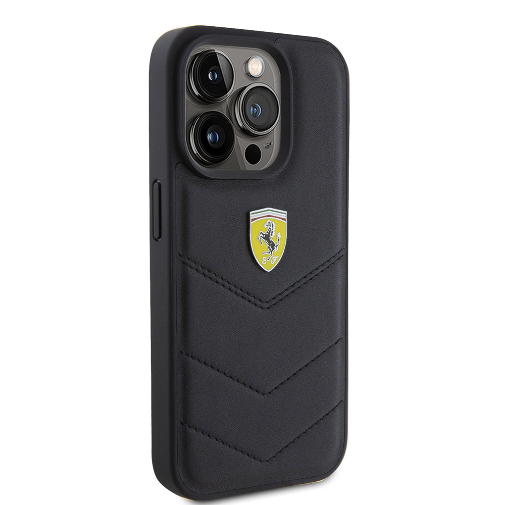 iPhone 15 Pro Kılıf Ferrari Orijinal Lisanslı Deri Dikişli Arka Yüzey Metal Logo Tasarımlı Kılıf
