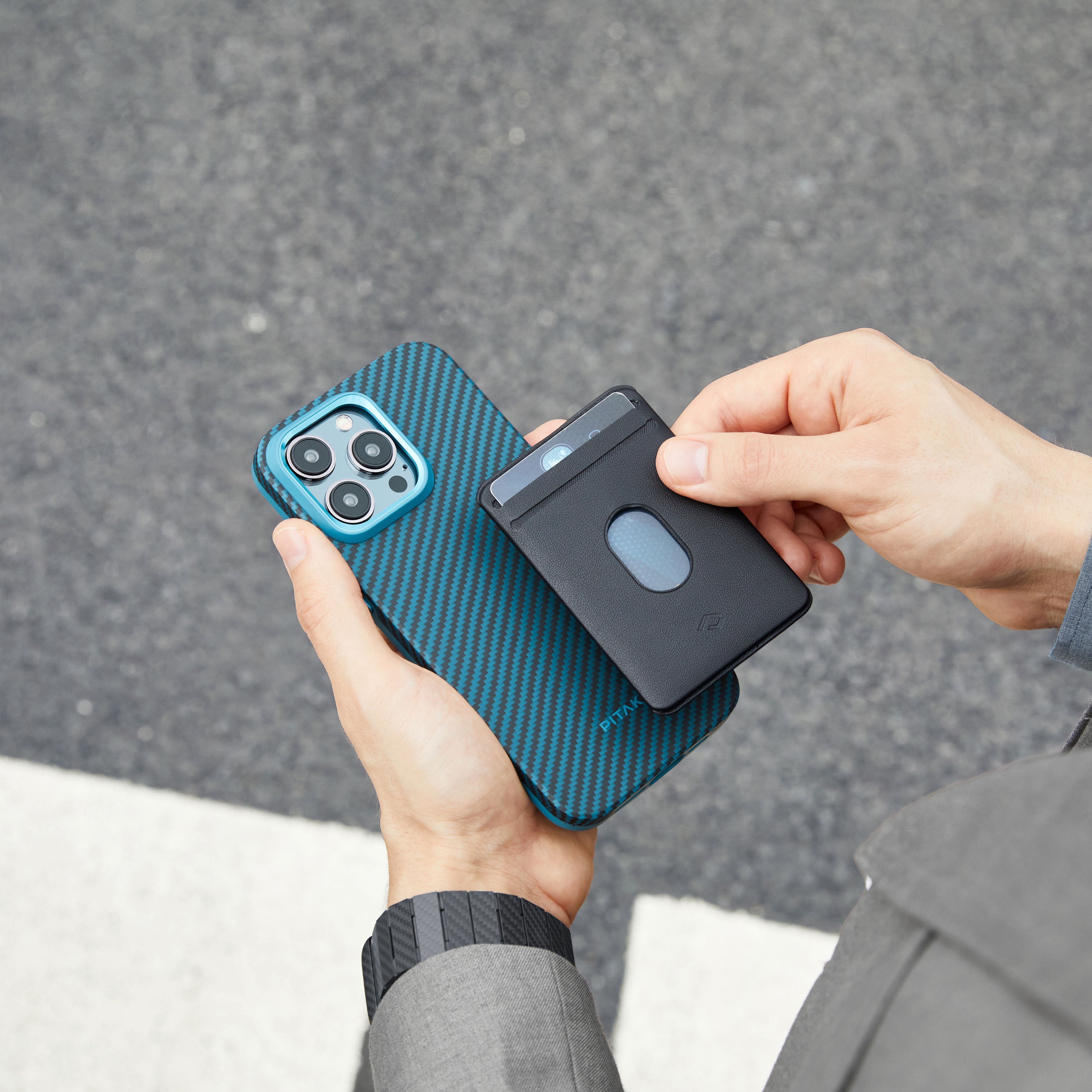 iPhone 15 Pro Kılıf M-safe Şarj Özellikli 1500D Aramid Karbon Fiber Pitaka Military-Grade Classic Serisi Black-Grey Twill Kılıf