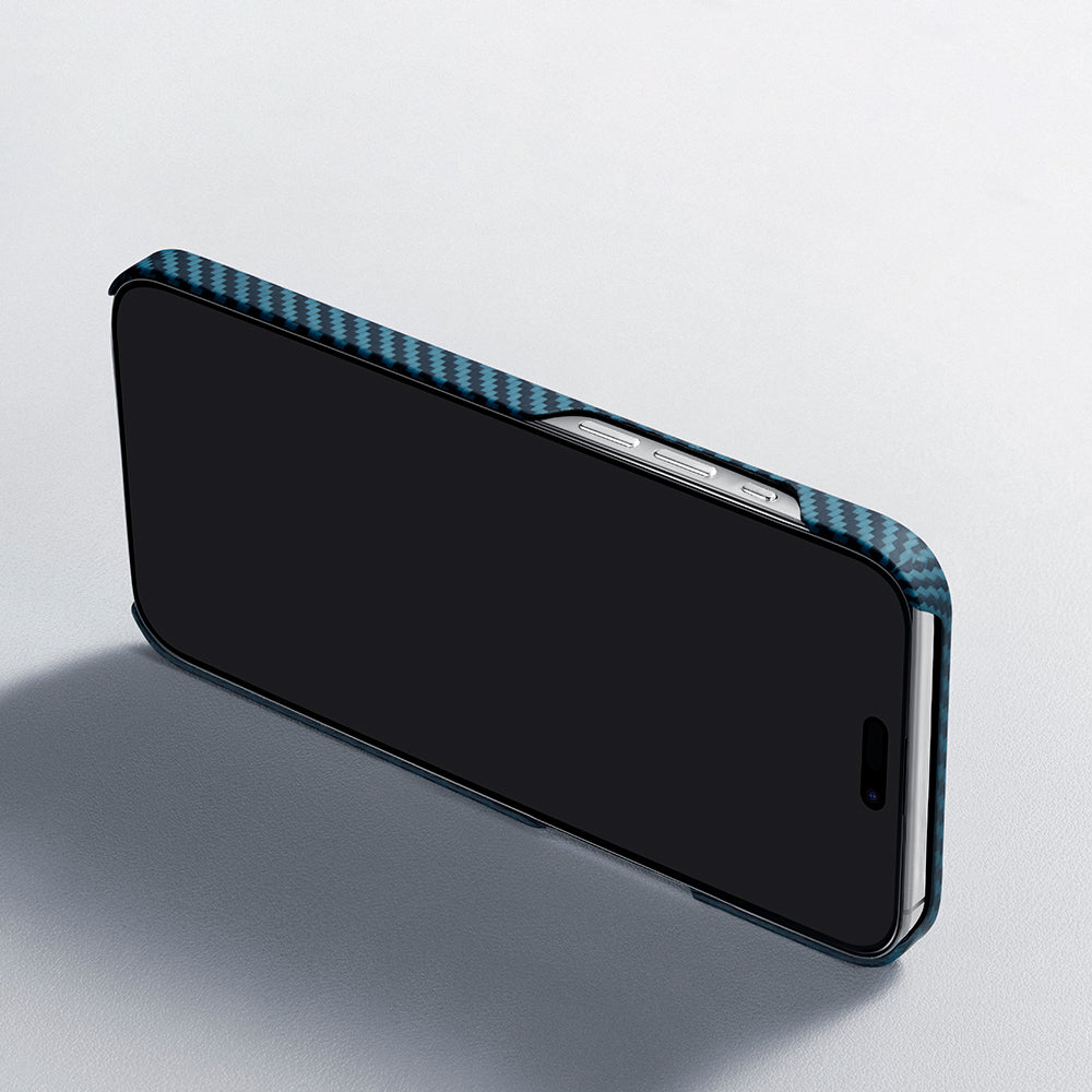 iPhone 15 Pro Kılıf M-safe Şarj Özellikli 1500D Aramid Karbon Fiber Pitaka Ultra-Slim Classic Serisi Black-Blue Twill Kılıf