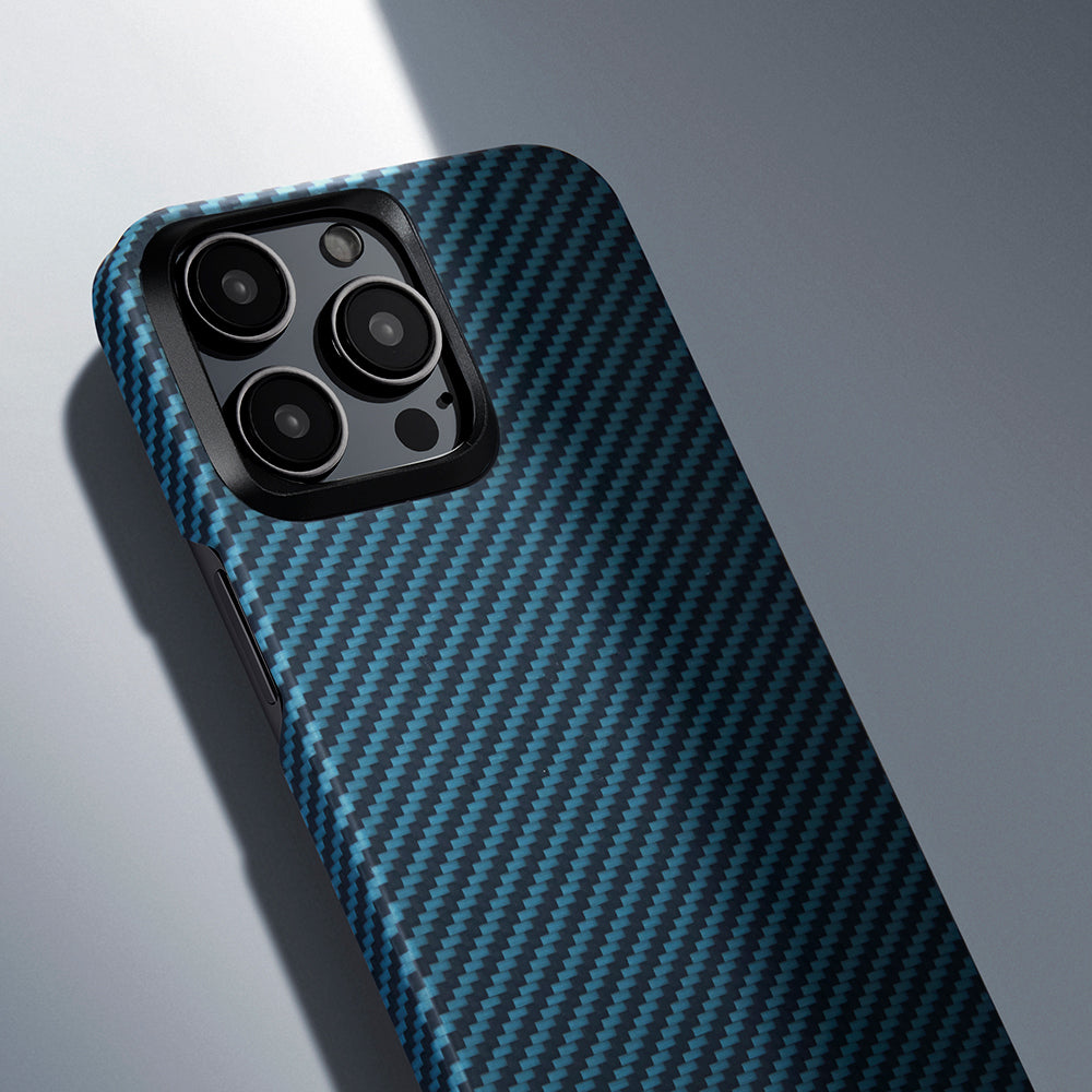 iPhone 15 Pro Kılıf M-safe Şarj Özellikli 1500D Aramid Karbon Fiber Pitaka Ultra-Slim Classic Serisi Black-Blue Twill Kılıf