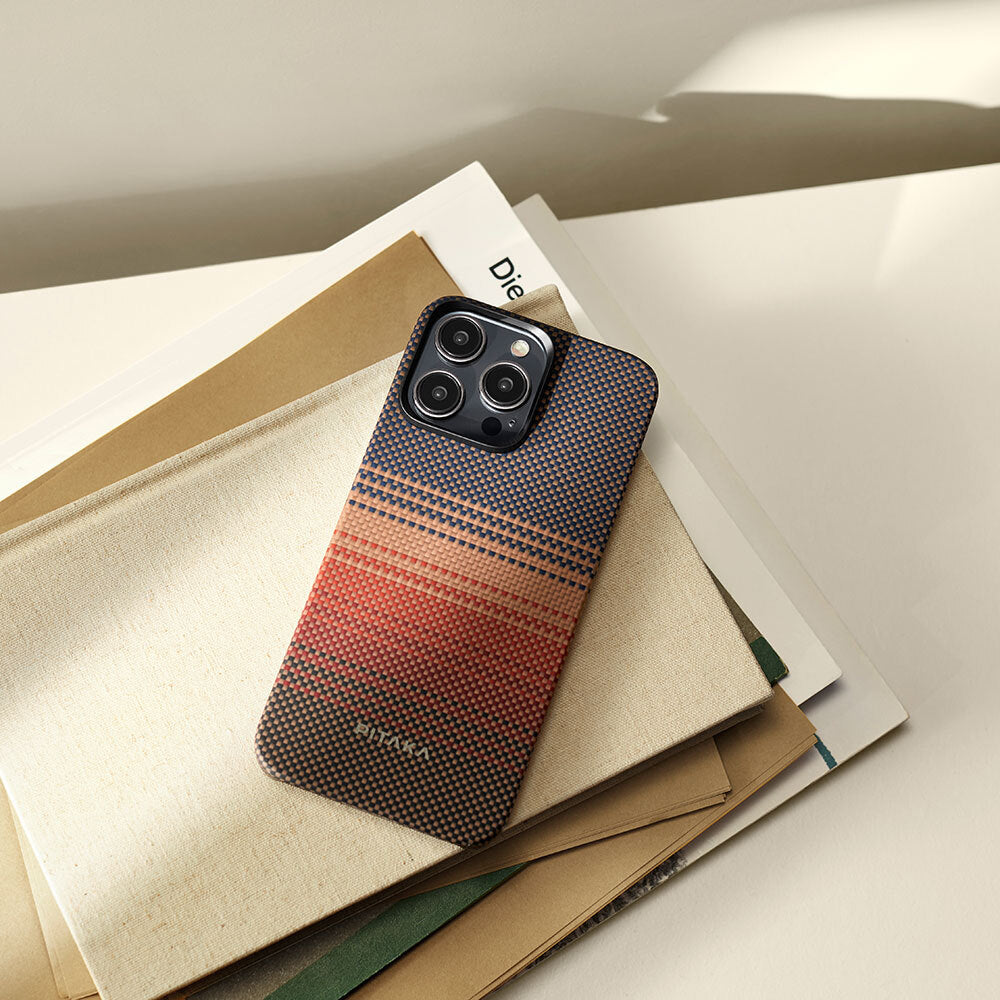 iPhone 15 Pro Kılıf M-safe Şarj Özellikli Aramid Karbon Fiber Pitaka Tactile Woven Sunset-Moonrise Serisi Sunset Kılıf