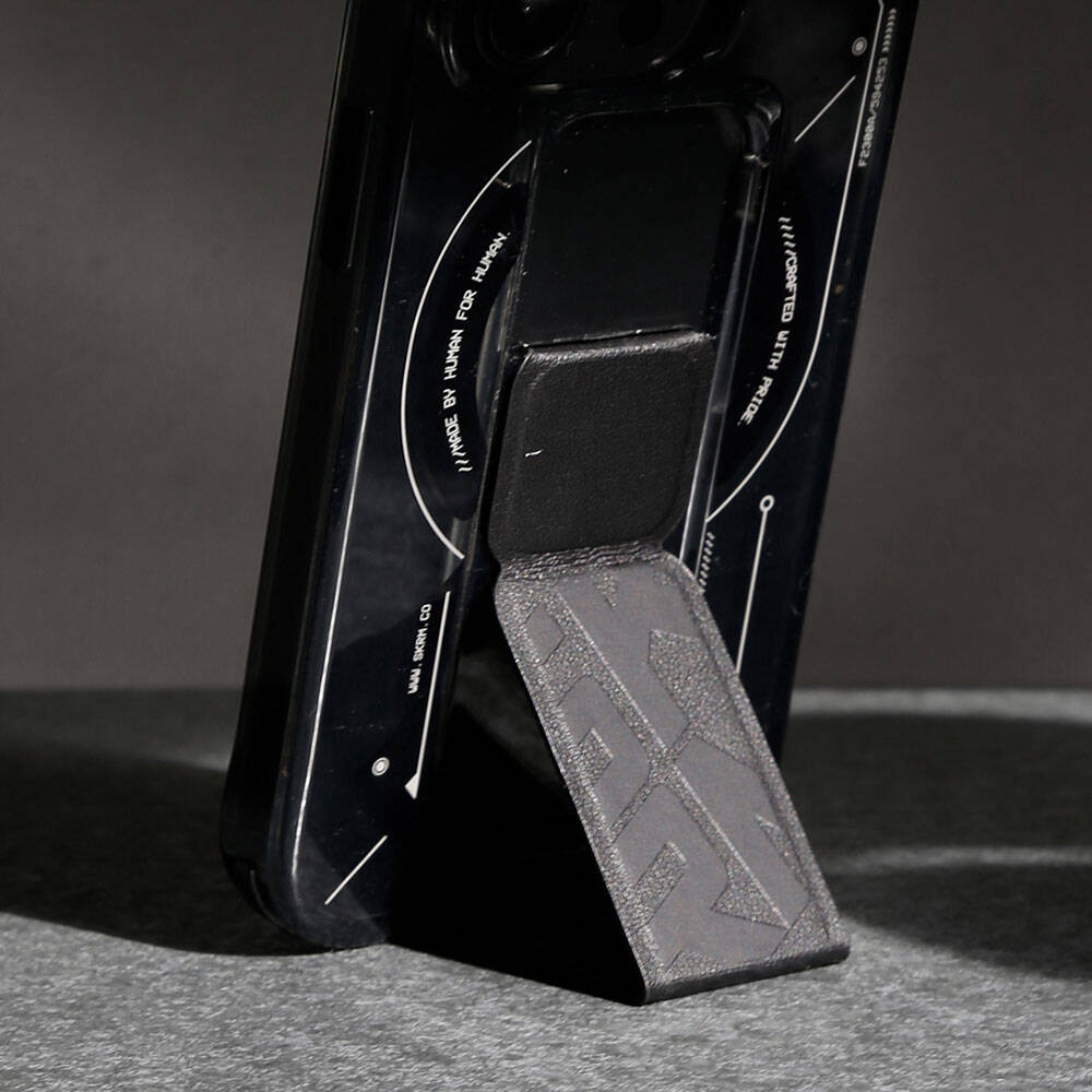 iPhone 15 Pro Kılıf M-safe Şarj Özellikli Teknoloji Desenli Standlı Skinarma Helio Kılıf