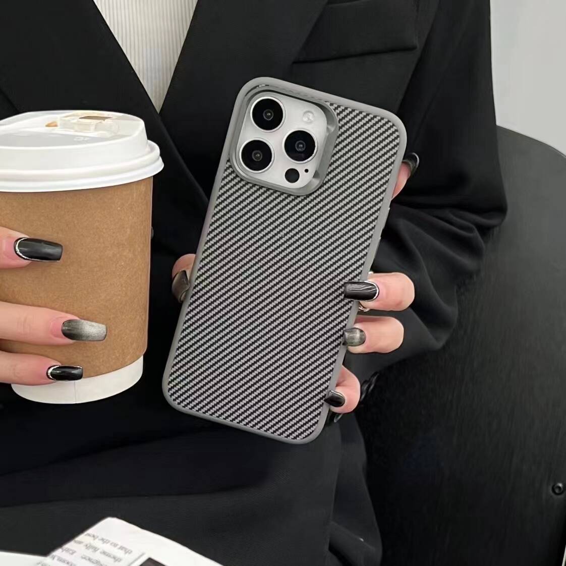 iPhone 15 Pro Max Kılıf M-safe Şarj Özellikli Karbon Fiber Görünümlü Zore Troy Kılıf