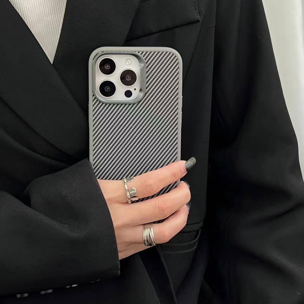 iPhone 15 Pro Max Kılıf M-safe Şarj Özellikli Karbon Fiber Görünümlü Zore Troy Kılıf