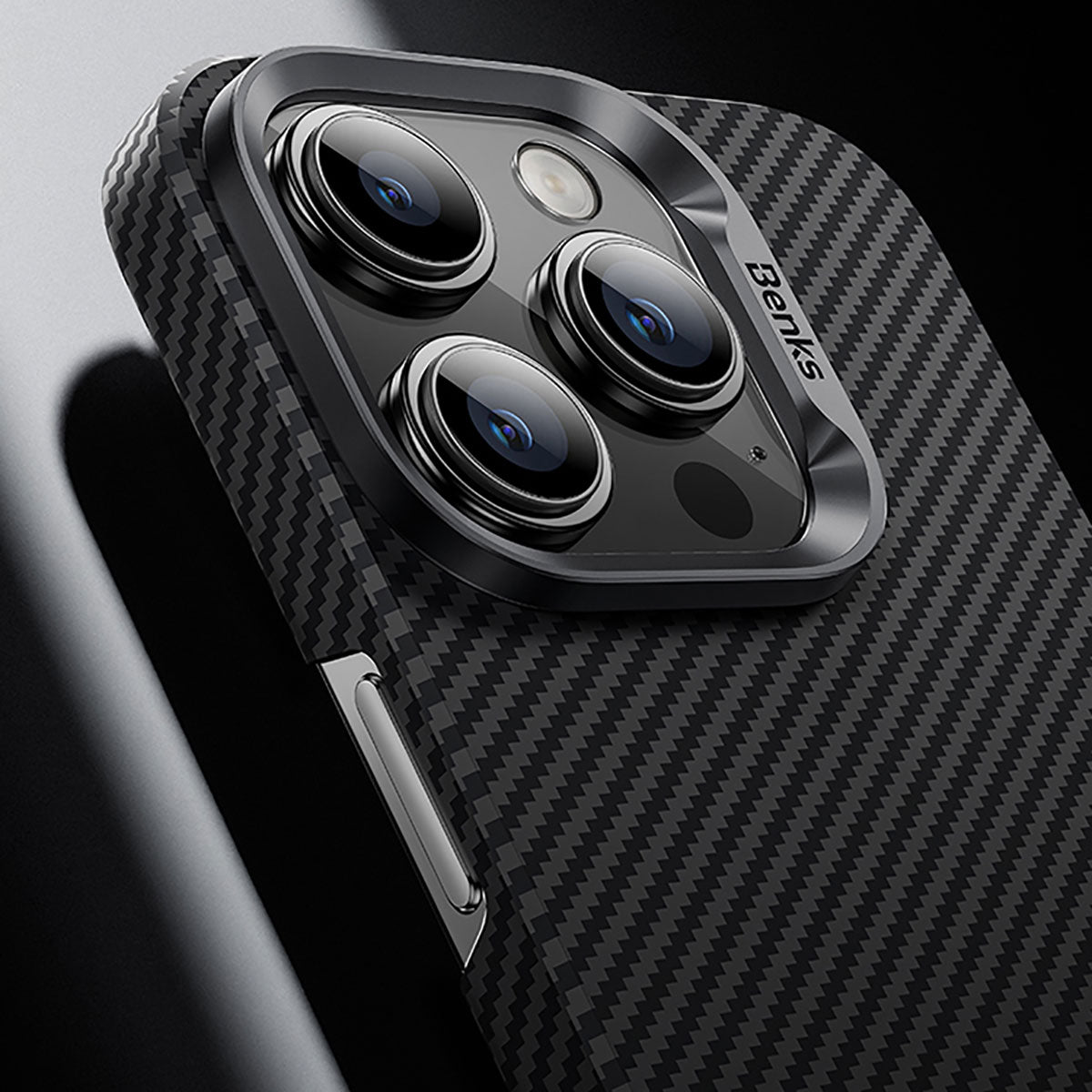 iPhone 15 Pro Max Kılıf M-safe Özellikli Karbon Fiber Benks Essential ArmorAir 600D Kevlar Kılıf