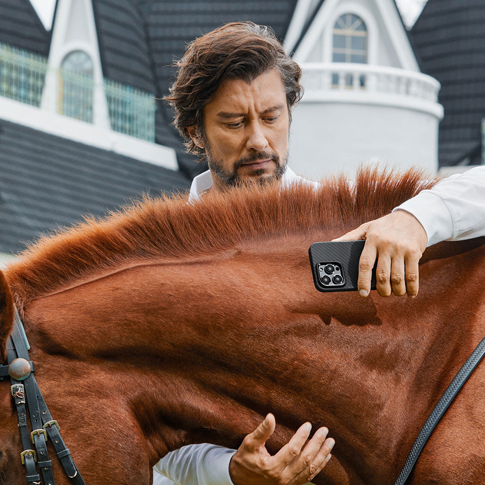 iPhone 15 Pro Max Kılıf M-safe Şarj Özellikli 1500D Aramid Fiber Pitaka Military-Grade Classic Serisi Black-Grey Twill Kılıf