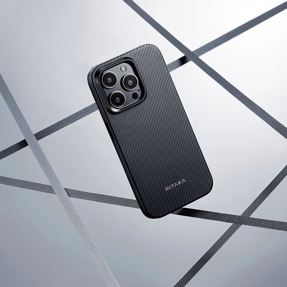 iPhone 15 Pro Max Kılıf M-safe Şarj Özellikli 600D Aramid Karbon Fiber Pitaka Military-Grade Classic Serisi Black-Grey Twill Kılıf