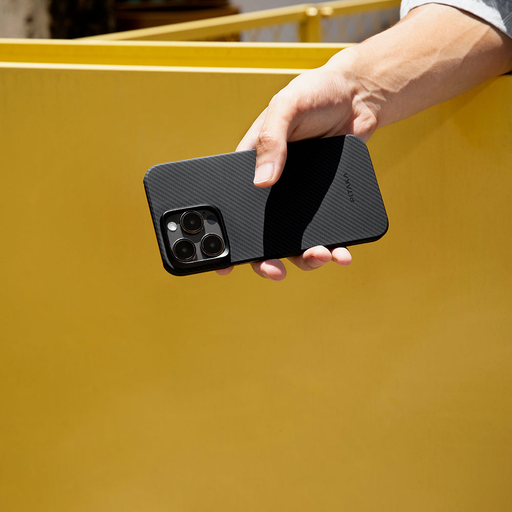iPhone 15 Pro Max Kılıf M-safe Şarj Özellikli 600D Aramid Karbon Fiber Pitaka Ultra-Slim Classic Serisi Black-Grey Twill Kılıf