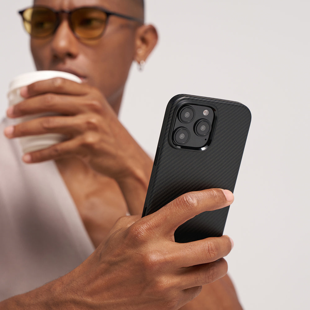iPhone 16 Pro Kılıf M-safe Şarj Özellikli Aramid Karbon Fiber Pitaka Military-Grade Classic Serisi New Logo Black-Grey Twill Kılıf