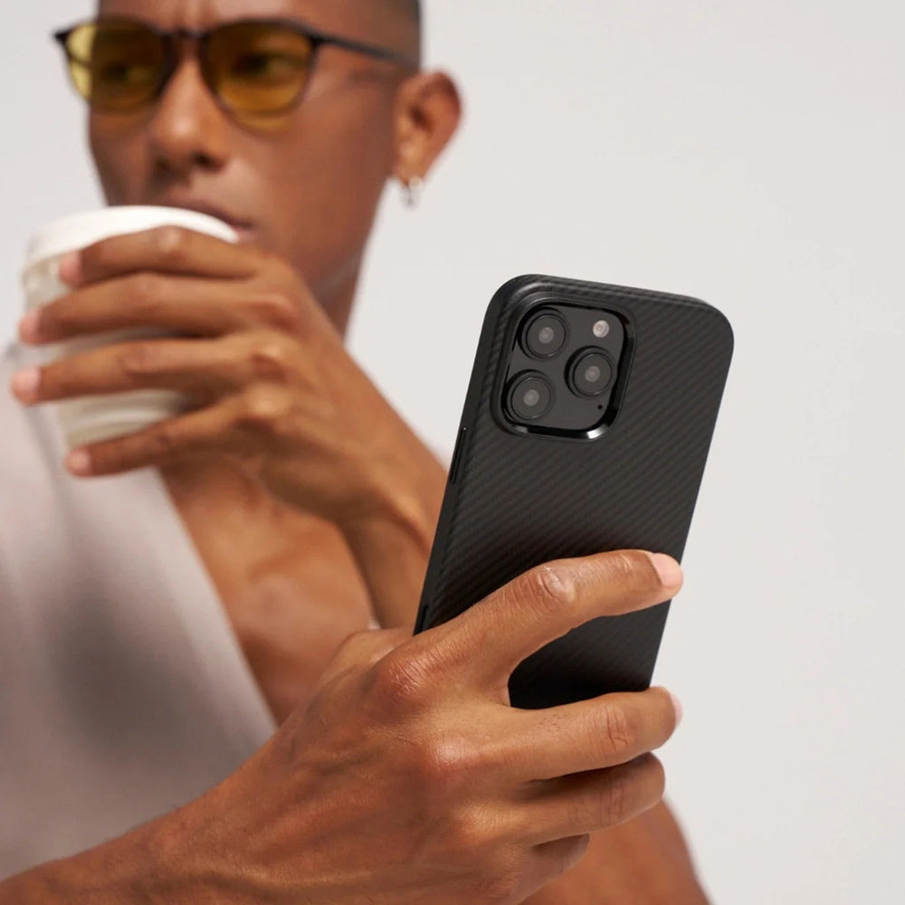 iPhone 16 Pro Kılıf M-safe Şarj Özellikli Aramid Karbon Fiber Pitaka Military-Grade Classic Serisi Black-Grey Twill Kılıf