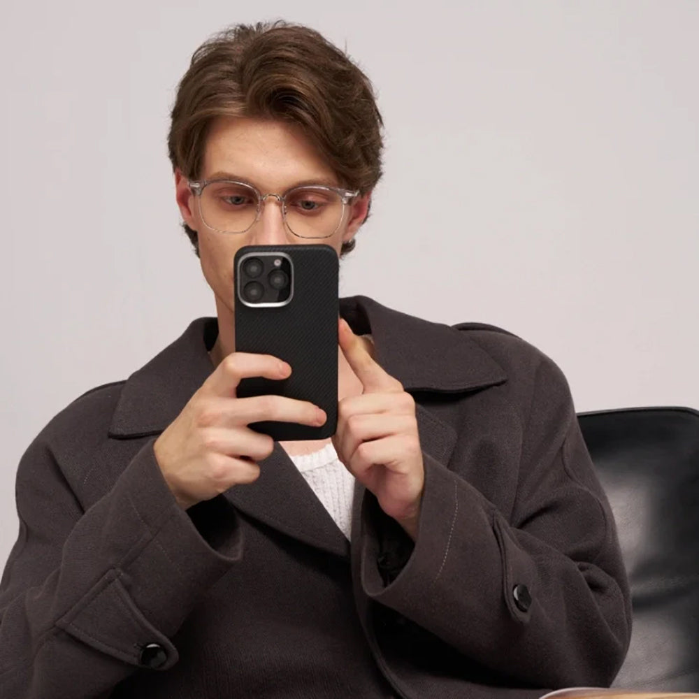 iPhone 16 Pro Max Kılıf M-safe Şarj Özellikli 600D Aramid Karbon Fiber Pitaka Ultra-Slim Classic Serisi Black-Grey Twill Kılıf