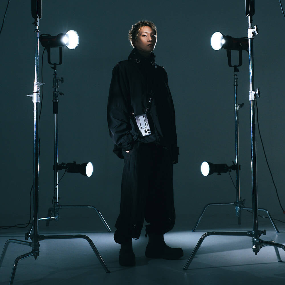 iPhone 16 Pro Max Kılıf M-safe Şarj Özellikli Teknoloji Desenli Standlı Skinarma Helio Kılıf