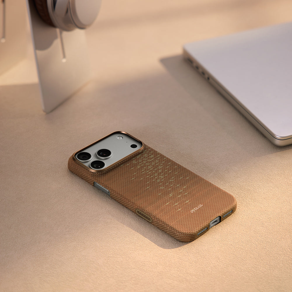 iPhone 17 Pro Max Kılıf M-safe Şarj Özellikli Aramid Karbon Fiber Pitaka Glints of Gold Ultra Slim Serisi Kılıf