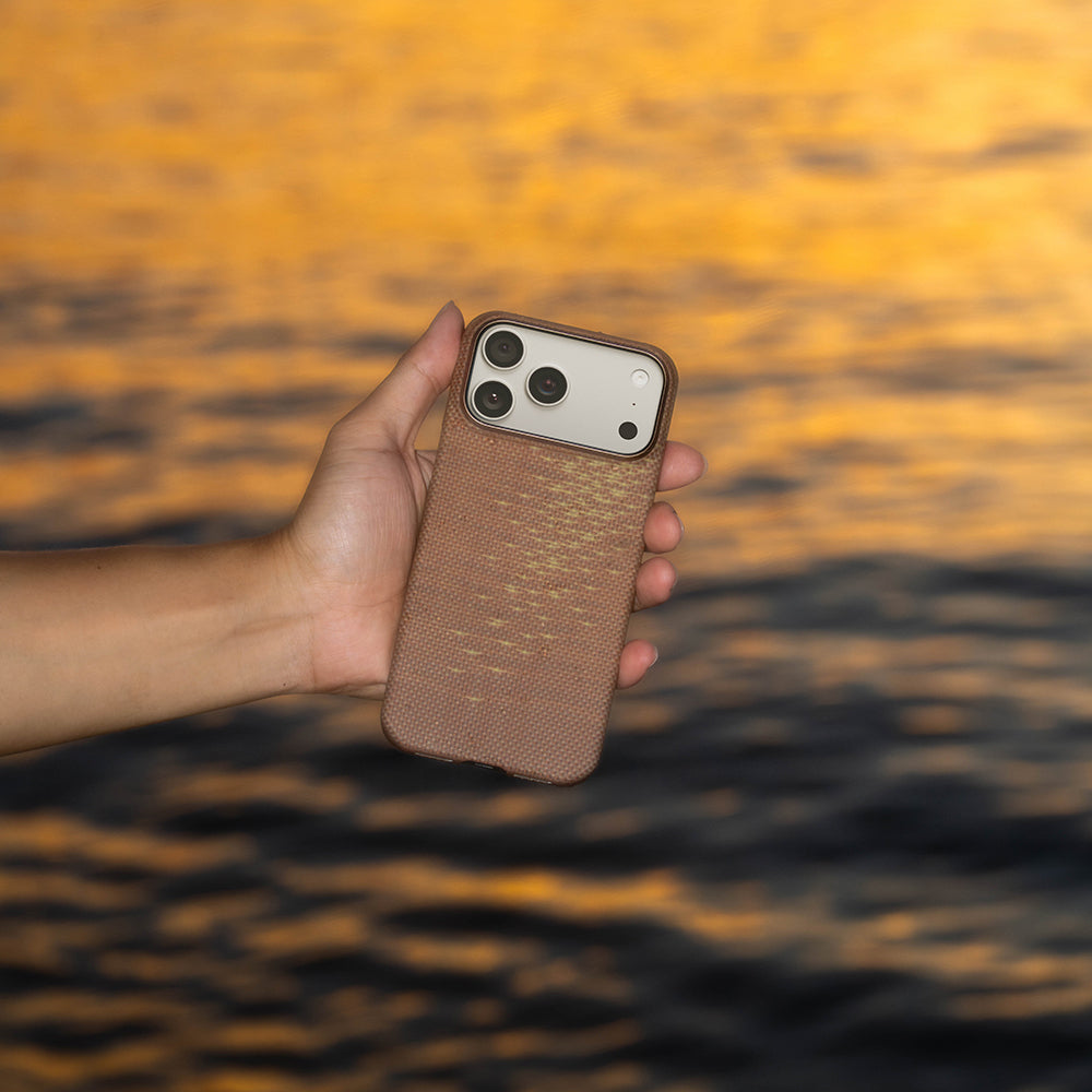 iPhone 17 Pro Max Kılıf M-safe Şarj Özellikli Aramid Karbon Fiber Pitaka Glints of Gold Ultra Slim Serisi Kılıf