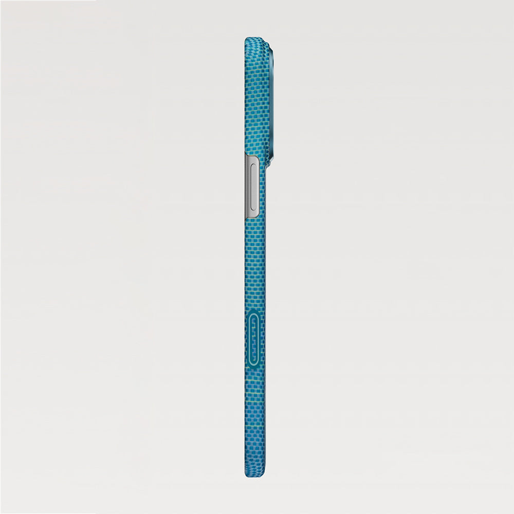 iPhone 17 Pro Max Kılıf M-safe Şarj Özellikli Aramid Karbon Fiber Pitaka Glints of Gold Ultra Slim Serisi Kılıf