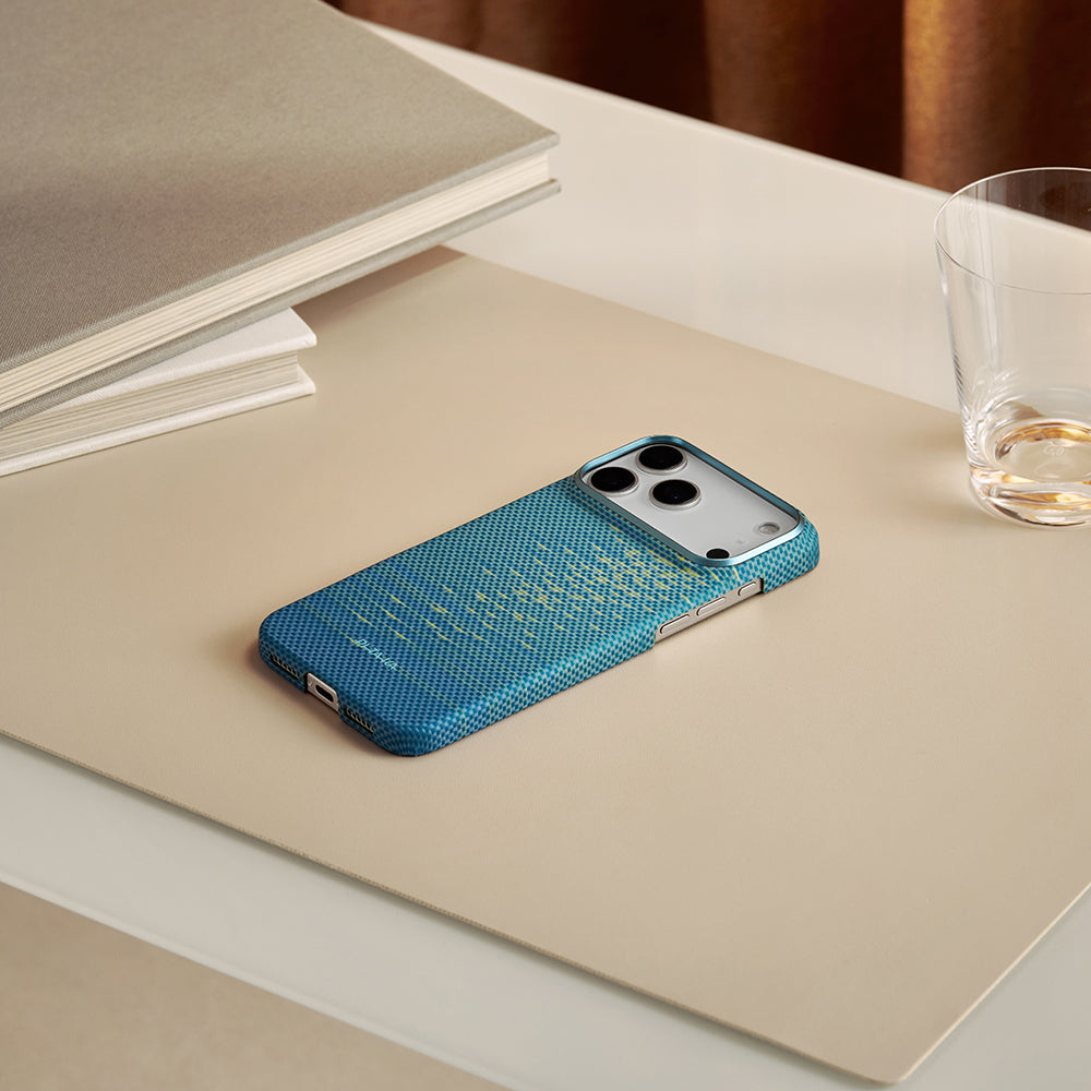 iPhone 17 Pro Max Kılıf M-safe Şarj Özellikli Aramid Karbon Fiber Pitaka Glints of Gold Ultra Slim Serisi Kılıf