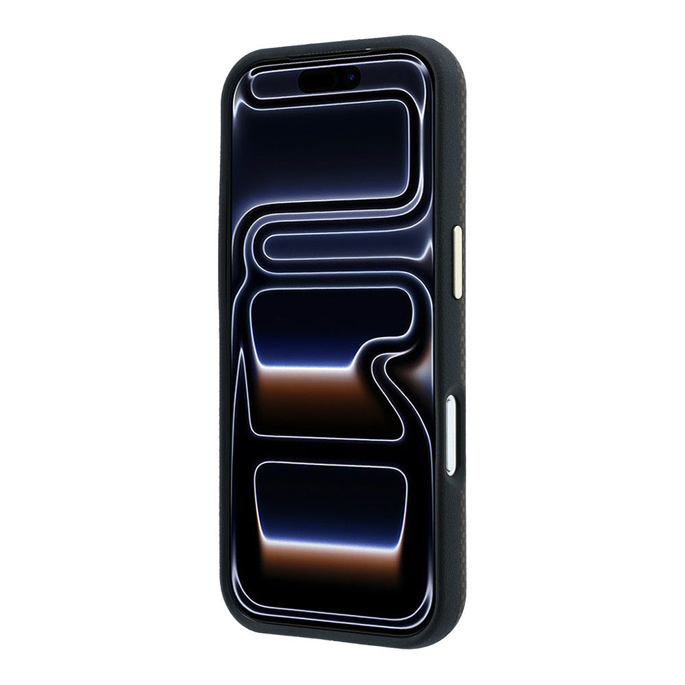 iPhone 18 Pro Kılıf Guess Orijinal Lisanslı M-safe Şarj Özellikli PU Metal Üçgen Logolu Karbon Fiber Kevlar Kılıf