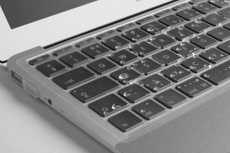 Macbook Pro 16.2 2023 A2780 Zore Klavye Koruyucu Şeffaf Silikon Ped