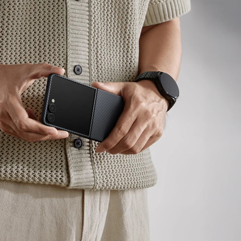 Galaxy Z Flip 7 Kılıf M-safe Şarj Özellikli 600D Aramid Karbon Fiber Pitaka Ultra-Slim Classic Serisi Black-Grey Twill Kılıf