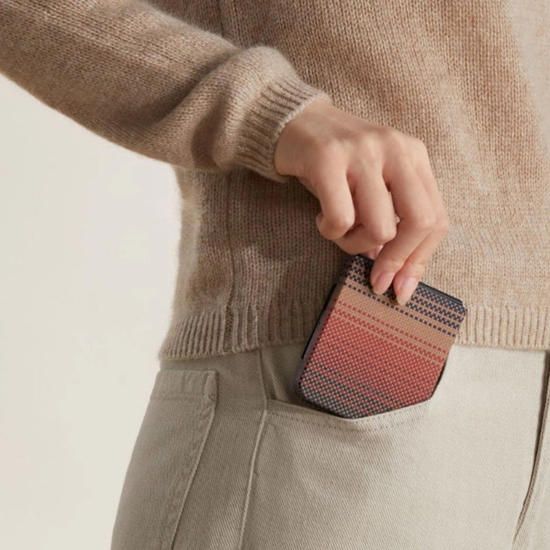 Galaxy Z Flip 7 Kılıf M-safe Şarj Özellikli Aramid Fiber Pitaka Tactile Woven Sunset-Moonrise Serisi Kılıf