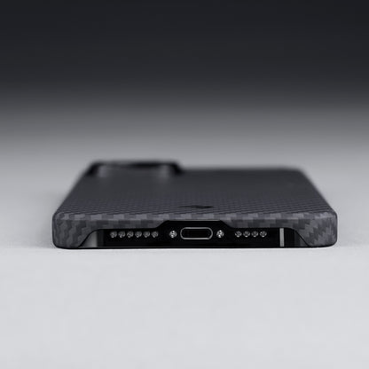 iPhone 14 Kılıf M-safe Şarj Özellikli 1500D Aramid Fiber Pitaka Ultra-Slim Classic Serisi Black-Grey Twill Kılıf