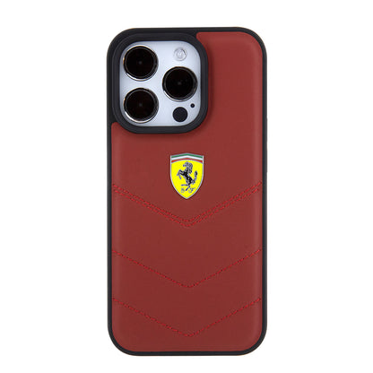 iPhone 15 Pro Kılıf Ferrari Orijinal Lisanslı Deri Dikişli Arka Yüzey Metal Logo Tasarımlı Kılıf