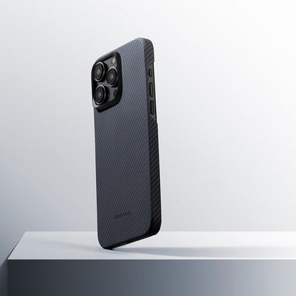 iPhone 15 Pro Kılıf M-safe Şarj Özellikli 600D Aramid Fiber Pitaka Ultra-Slim Classic Serisi Black-Grey Twill Kılıf