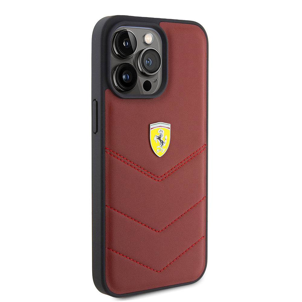 iPhone 15 Pro Max Kılıf Ferrari orijinal Lisanslı Deri Dikişli Arka Yüzey Metal Logo Tasarımlı Kılıf