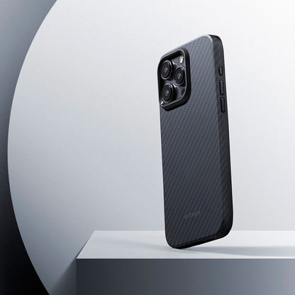 iPhone 15 Pro Max Kılıf M-safe Şarj Özellikli 1500D Aramid Karbon Fiber Pitaka Military-Grade Classic Serisi Black-Grey Twill Kılıf