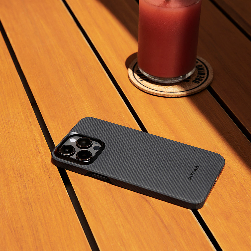 iPhone 15 Pro Max Kılıf M-safe Şarj Özellikli 600D Aramid Fiber Pitaka Ultra-Slim Classic Serisi Black-Grey Twill Kılıf