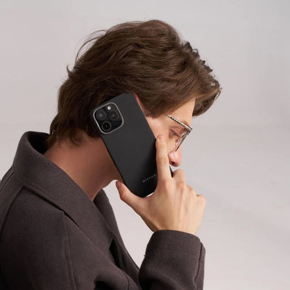 iPhone 16 Kılıf M-safe Şarj Özellikli 600D Aramid Fiber Pitaka Ultra-Slim Classic Serisi Black-Grey Twill Kılıf