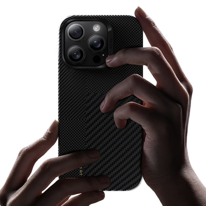 iPhone 16 Pro Kılıf M-safe Şarj Özellikli Karbon Fiber Metal Kamera Çerçeveli Benks Montage ArmorAir Kevlar Kılıf
