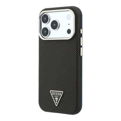 iPhone 18 Pro Kılıf Guess Orijinal Lisanslı M-safe Şarj Özellikli PU Metal Üçgen Logolu Karbon Fiber Kevlar Kılıf