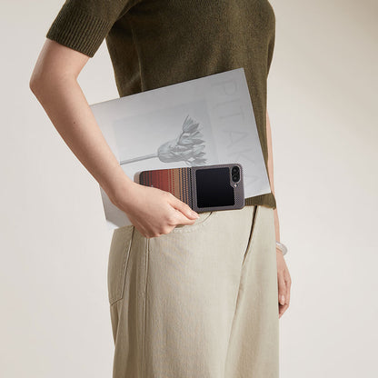 Galaxy Z Flip 6 Kılıf M-safe Şarj Özellikli Aramid Fiber Pitaka Tactile Woven Sunset-Moonrise Serisi Sunset Kılıf