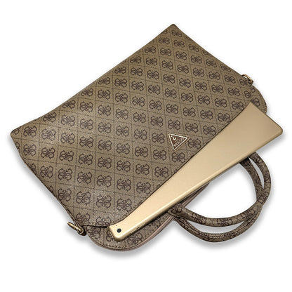 Guess Orijinal Lisanslı 4G Desenli Üçgen Logolu Omuz Askılı 15 inç Laptop Çantası